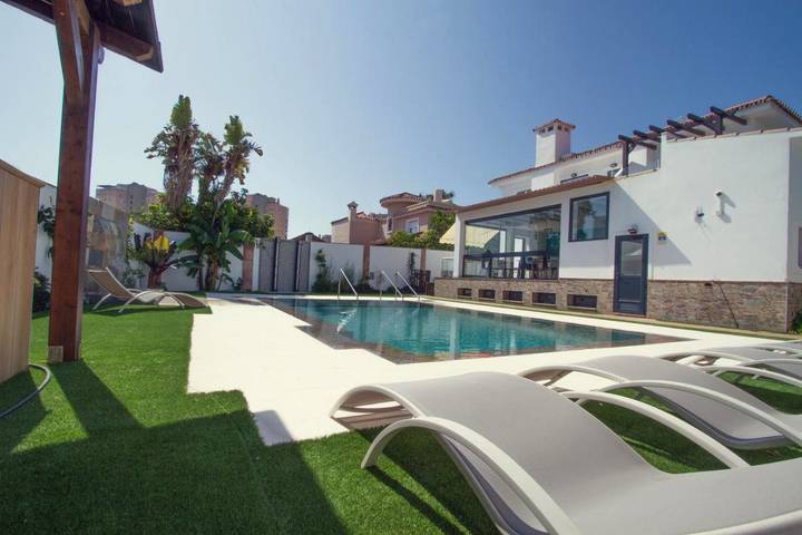 Casa de huéspuedes para 2 personas, con Terraza y Jardín además de Piscina y Vistas en Torremolinos