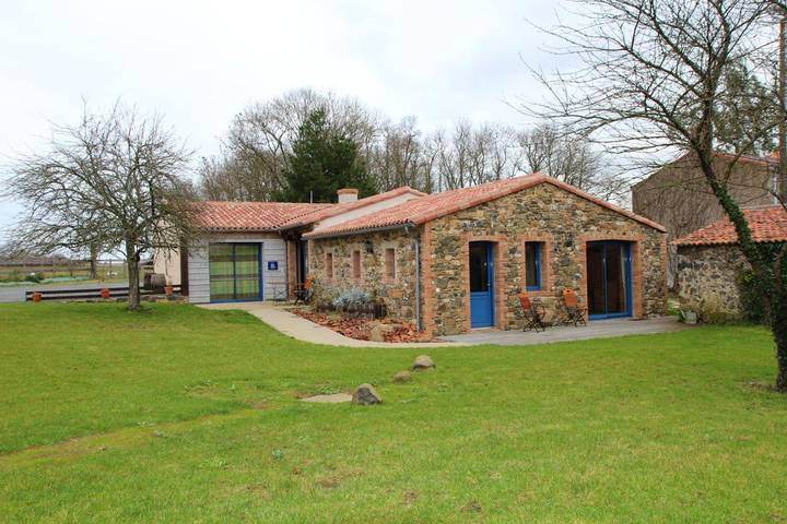 Location de vacances pour 8 personnes, avec jardin et terrasse à Mouzillon