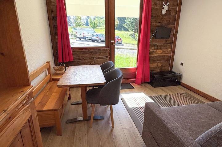Apartamento entero, ⛰🌱 Cozy Studio in Praz-de-Lys – Mont Blanc View and Private Pool 🌞 in Praz de Lys, Taninges