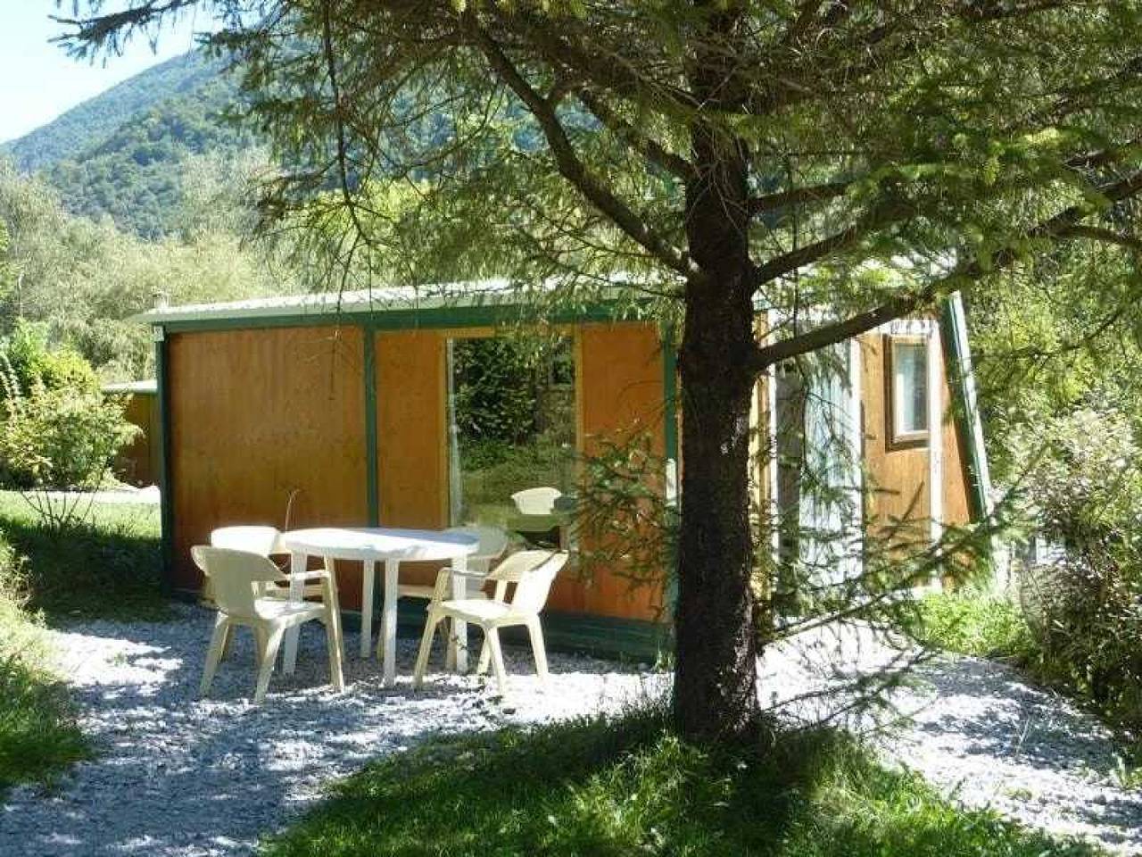 Zecamping 3 étoiles piscine chauffée dog friendly hammam locatif Bbq in Louvie-Juzon, Béarn