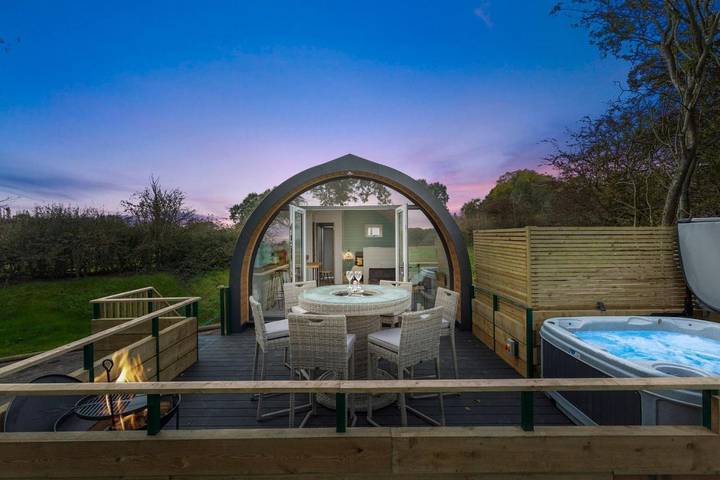 Glamping for 6 people, with Balcony and Terrace as well as Hot tub and Garden in Nottingham
