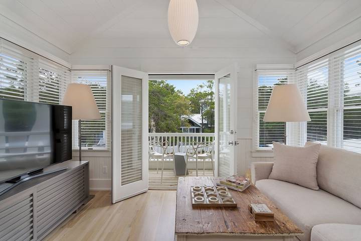 Vacation house for 4 people, with pool and balcony in Seaside