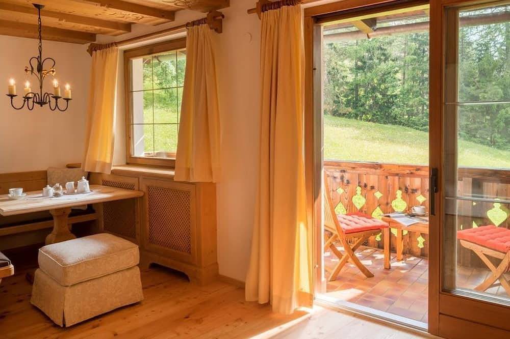 Appartement mit Himmelbett - Hotel Garni Lärchenhof Natur in Mösern, Telfs