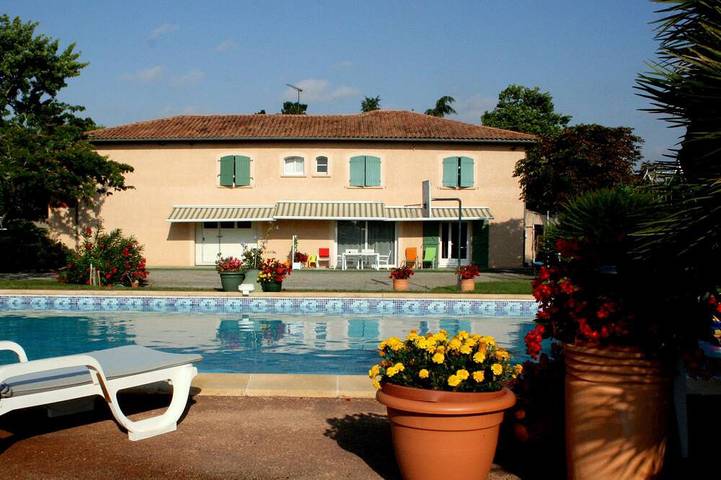 Gîte pour 5 personnes, avec Terrasse ainsi que Jardin et Piscine
