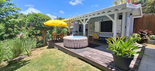 Gîte pour 2 personnes, avec jardin ainsi que vue et terrasse dans Baignoire de Joséphine