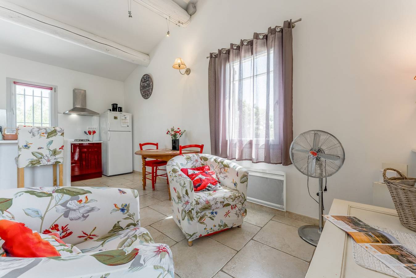 Ganzes Studio, Studio „Gîte le Petit Luberon - Coquelicot“ mit Bergblick, Wlan und Klimaanlage in Cabrières-d'Avignon, Regionaler Naturpark Luberon