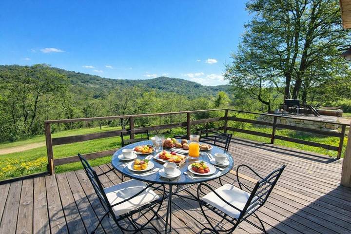 Location de vacances pour 8 personnes, avec jardin ainsi que terrasse et vue, animaux acceptés à Le Boulvé