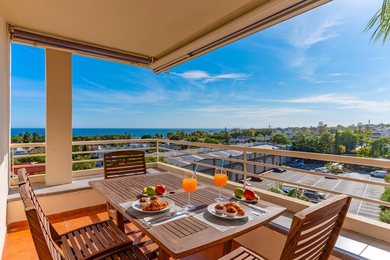 Entire apartment, Apartment 'Marbella Ático las Vistas De Laia' with Sea View, Wi-Fi and Air Conditioning in Golden Mile, Marbella