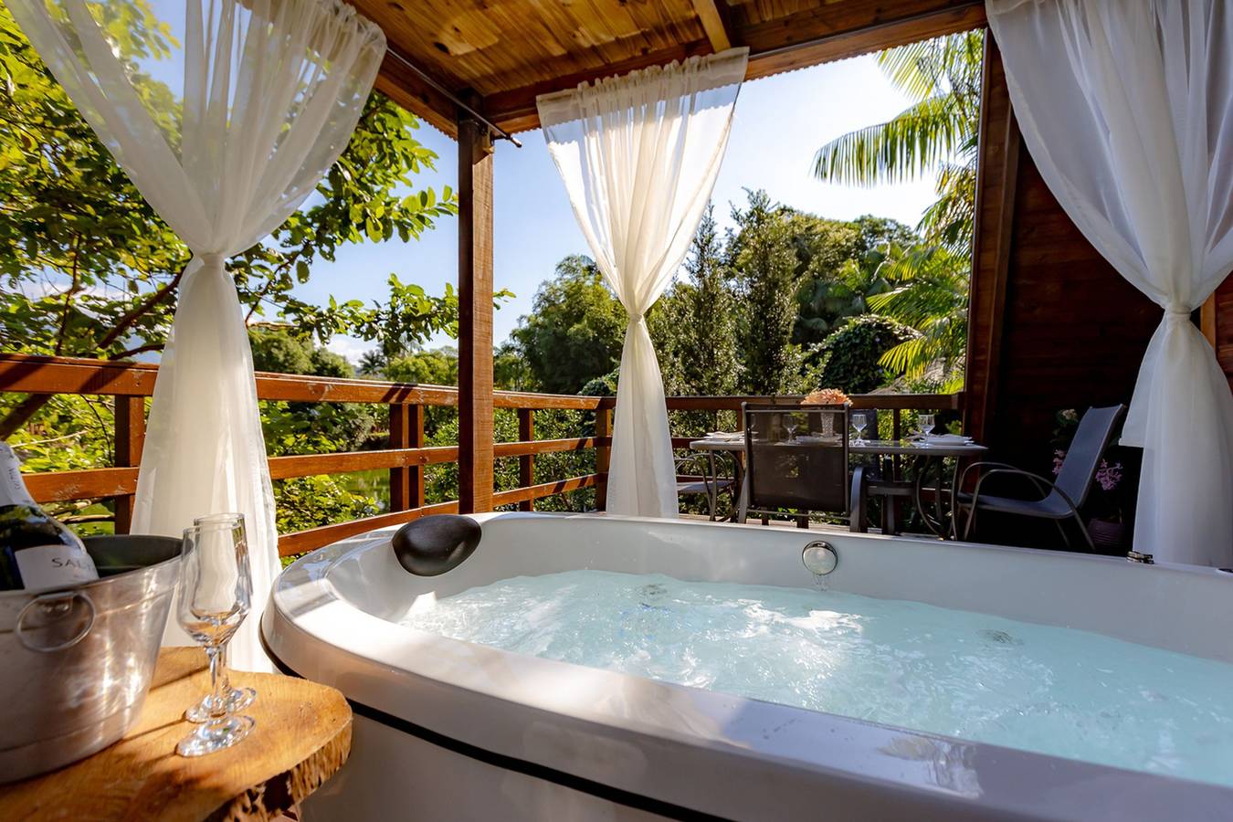 Chalé confortável com pisc,Wifi, garagem e jacuzzi in Pirabeiraba, Joinville