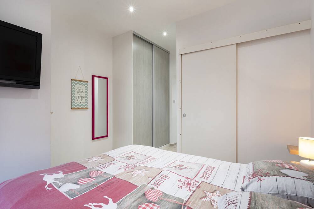 Entire apartment, Jean Reno: Ground floor apartment in a charming house (with parking) in Vittel, Neufchâteau (France)