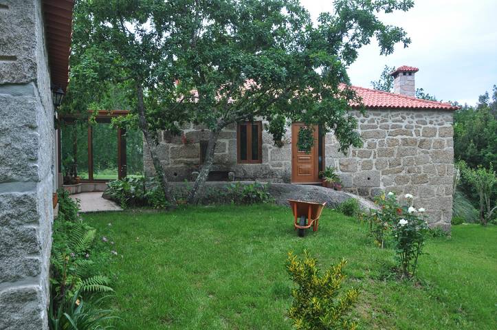 Alojamiento y desayuno para 5 personas, con Balcón/Terraza además de Jardín y Vistas en Espadanal - 2