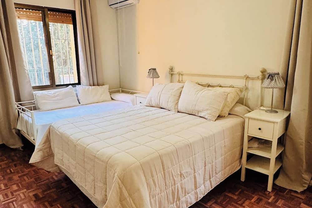 Casa Sevilla -Giralda, villa with swimming pool just a few minutes from the center of Seville in Mairena del Aljarafe, Sevilla Provinz