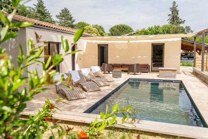 Location de vacances pour 11 personnes, avec Terrasse ainsi que Jardin et Piscine à Vagnas