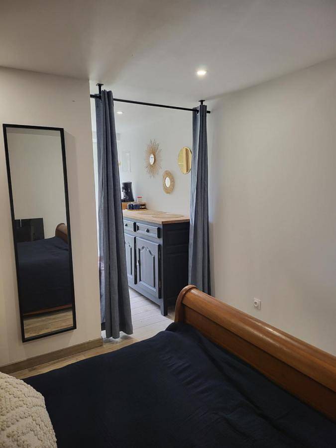 Location de vacances pour 2 personnes, avec Terrasse ainsi que Jardin et Vue dans Moult - 2