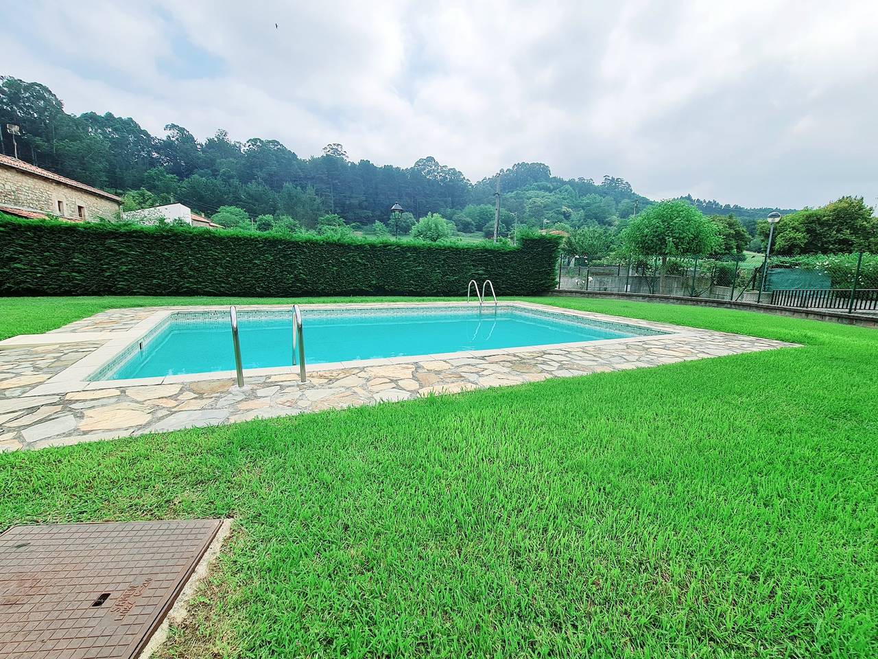 Apartamento entero, Apartamento 'Romántico Con Piscina' con vistas a la montaña, piscina compartida y Wi-Fi in Castañeda, Costa de Cantabria