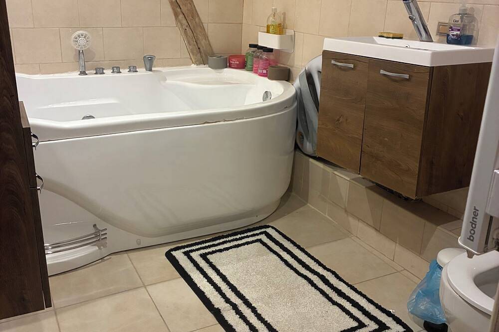 Appartement entier, Escapade & bien être hébergement Massage Jacuzzi Sauna in Ravenel, Oise