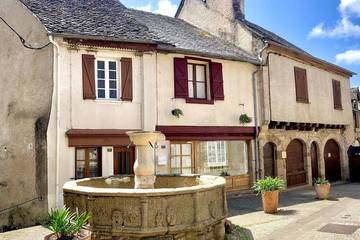 Gîte pour 4 personnes, avec terrasse et piscine à Najac