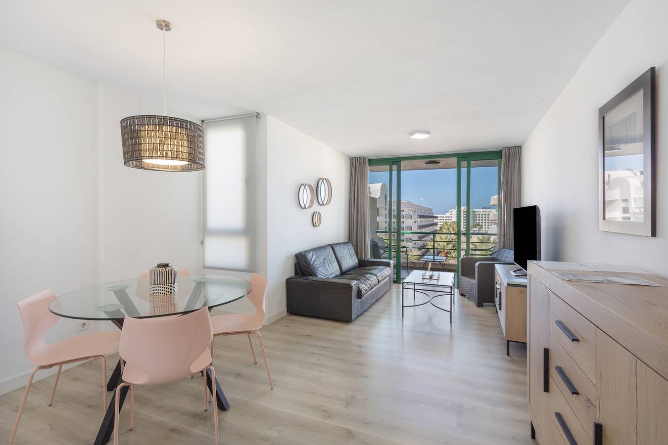 Ganze Wohnung, Ferienwohnung 'Espectacular Y Amplio Las Américas' mit privatem Pool, privater Terrasse und Wlan in Playa de las Américas, Arona