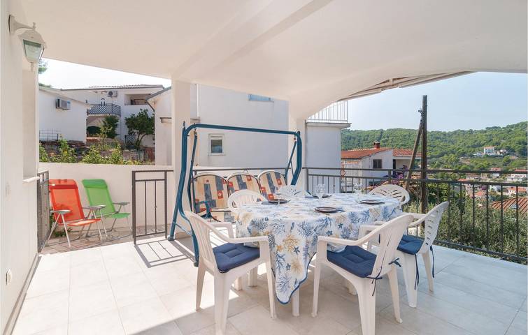 Gemütliche 160 m² große Wohnung mit Terrasse, in der Nähe der Küste und des Zentrums von Stomorska in Stomorska, Solta