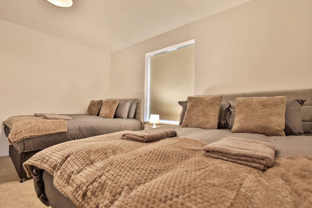 Littlebrooke House, Bolton, Free Parking in Bolton, Greater Manchester