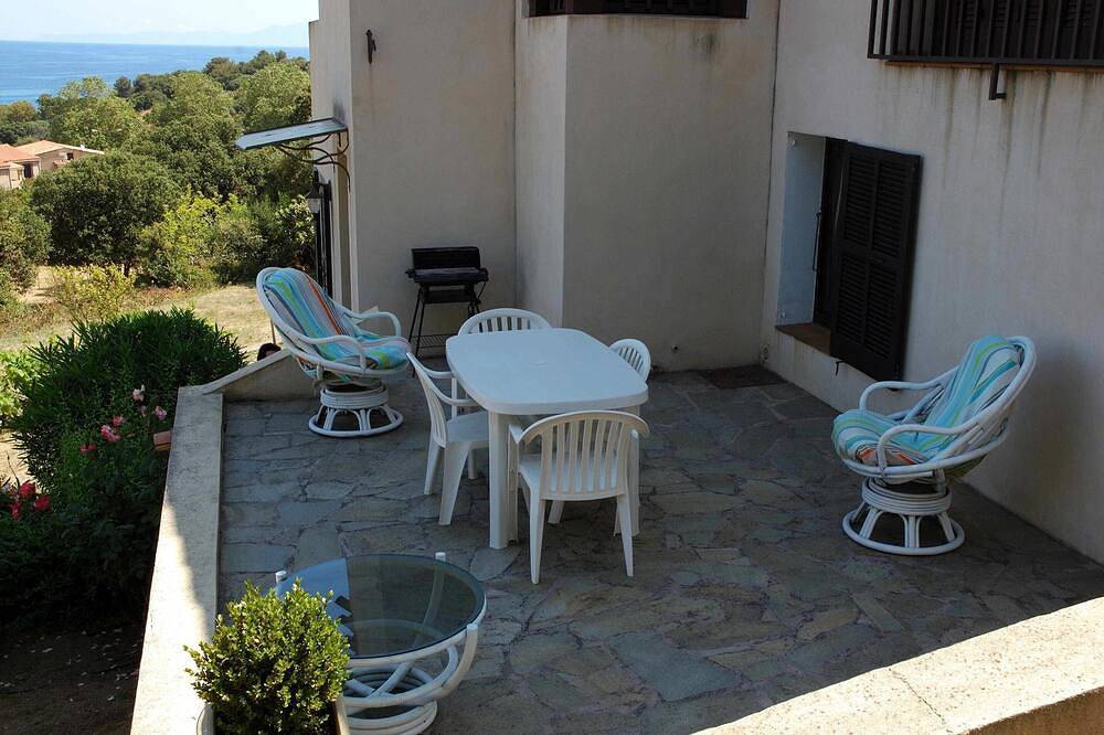 Appartement entier, Deux Pieces Vue Mer Et Port Grande Terrasse Dans Jardin Arbore in Monticello, Région de Calvi