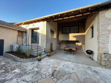Gîte pour 6 personnes, avec terrasse à Feillens