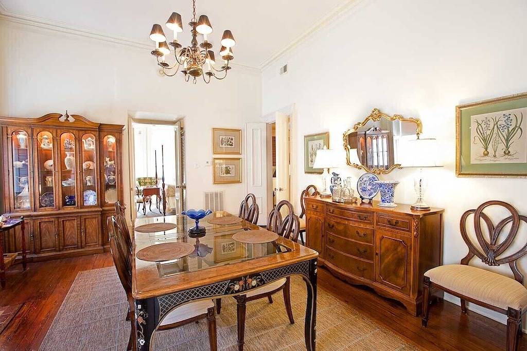 Ganze Wohnung, Bleib bei Lucky Savannah: Home über Mrs. Wilkes Restaurant mit einem Kingsize-Bett in Savannah, Chatham County