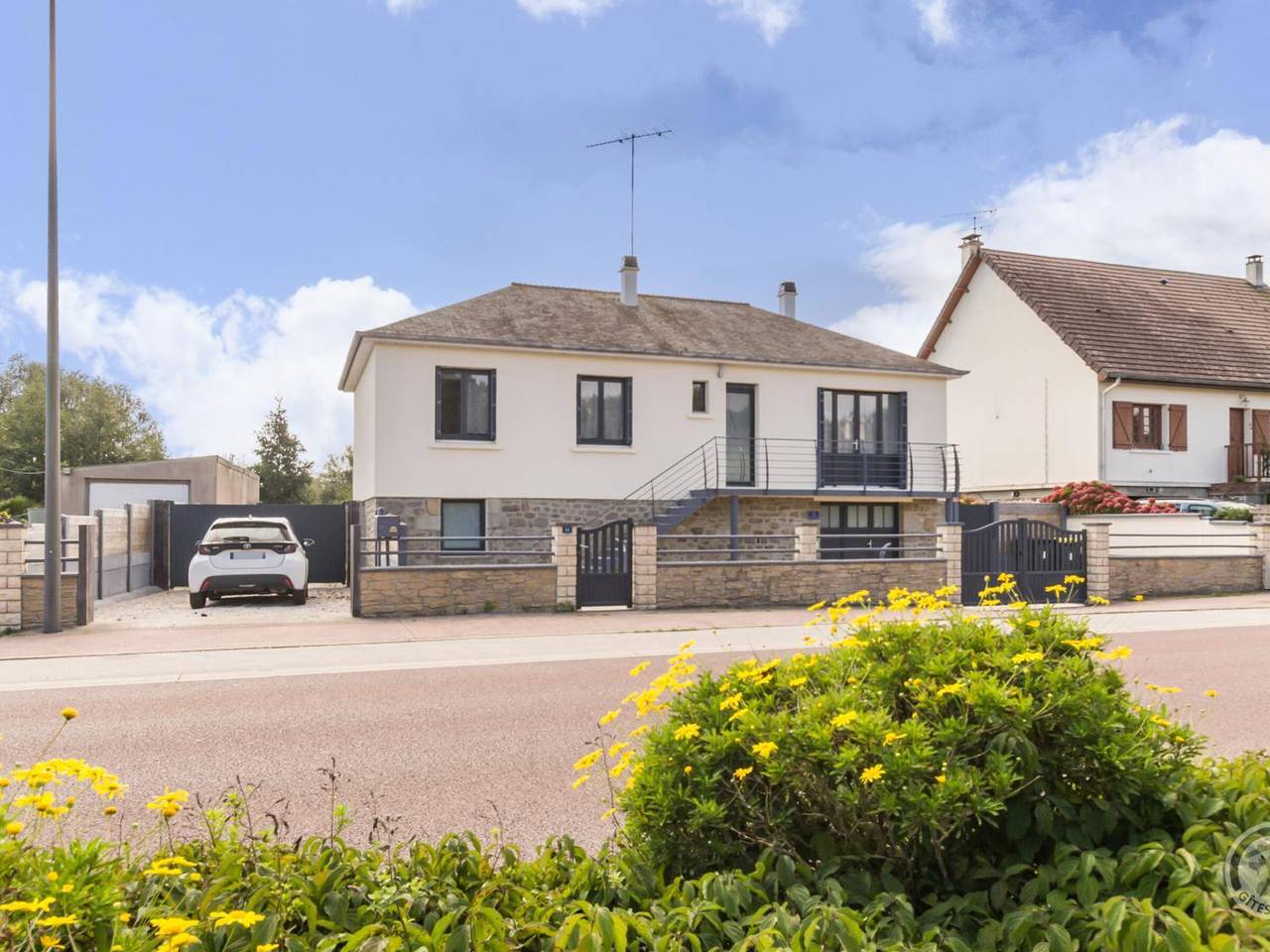 Maison rénovée avec jardin clos et vue historique in Quettehou, Région de Cherbourg