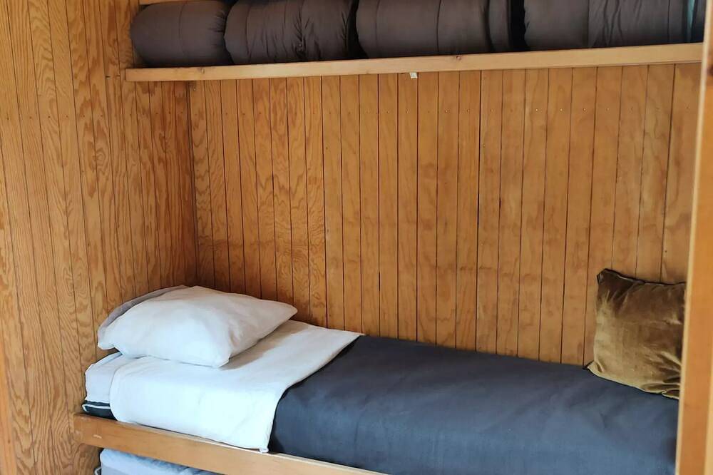 Chalet Malin 13m² - 1 chambre avec toilettes- douche aux sanitaires du camping - 4 personnes in Navarrenx, Béarn