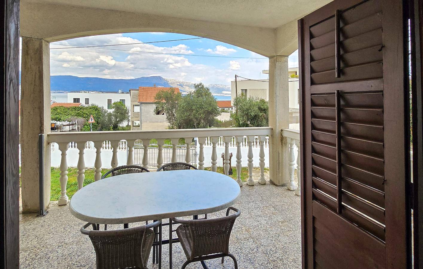 Ganze Ferienwohnung, Charmantes Apartment mit Terrasse, 1,5 km vom Strand von Lumbrelin entfernt in Slatine, Ciovo