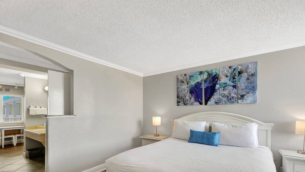 Ganze Wohnung, Pelican Pointe 422:Walk to Beach~Pool~Free Parking in Clearwater Beach, Clearwater