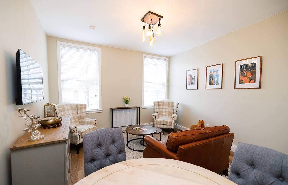 Entire holiday apartment, Stylish 1-Bed Apartment in the Heritage Quarter in Dunfermline, Fife region