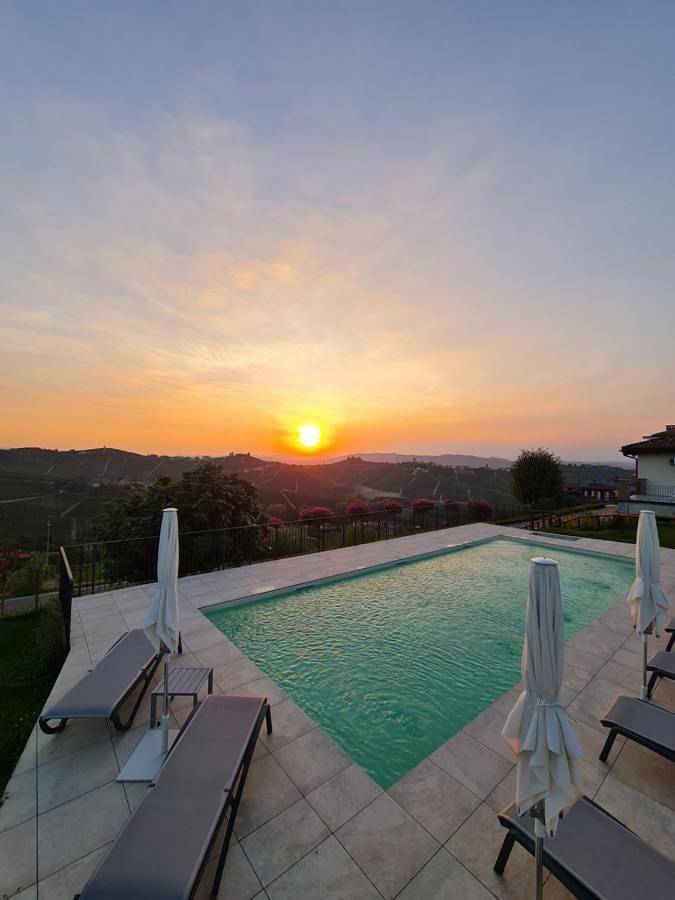 B&b per 2 persone, con Terrazza e Giardino nonché Piscina a Neive