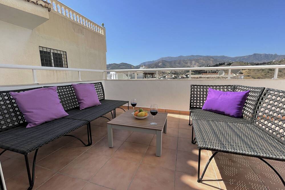 Entire apartment, Sunny 3 bed apartment only 7 minute walk from beach in La Herradura, Almuñecar