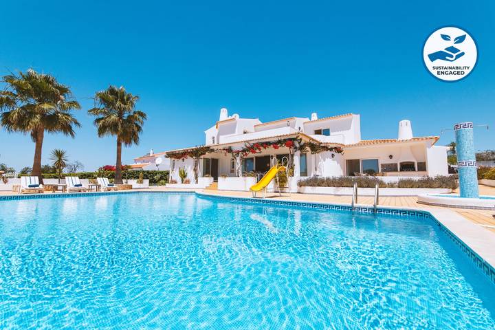 Villa voor 12 personen, with Balkon and Terras as well as Tuin in Guia