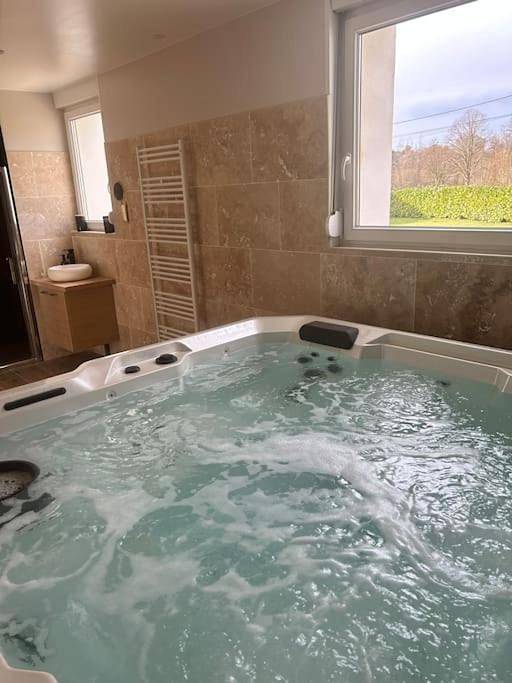 Gîte pour 10 personnes, avec jardin ainsi que vue et sauna dans Elnes