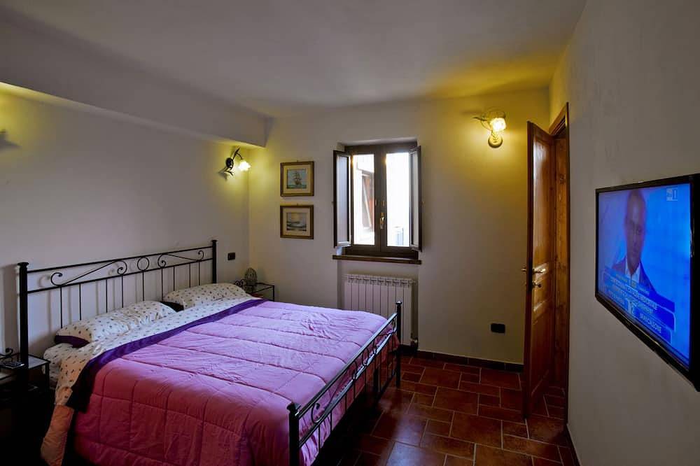 Piscina e vista mozzafiato sulla campagna romana in Casaprota, Terminillo