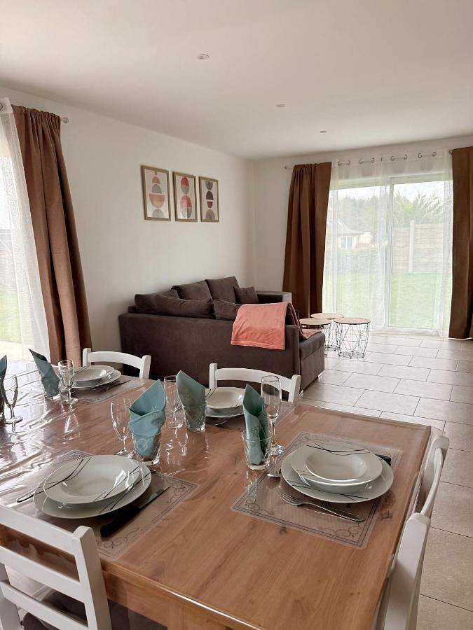 Location de vacances pour 6 personnes, avec terrasse ainsi que jardin et vue, animaux acceptés à Pléhédel