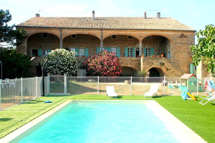 Gîte pour 14 personnes, avec piscine ainsi que terrasse et jardin