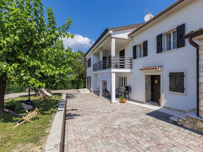 Ferienhaus für 8 Personen, mit Garten und Ausblick sowie Terrasse, mit Haustier in Buzet