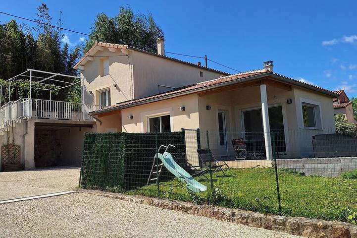 Maison de vacances pour 8 personnes, avec Balcon ainsi que Jacuzzi et Jardin à Aubenas