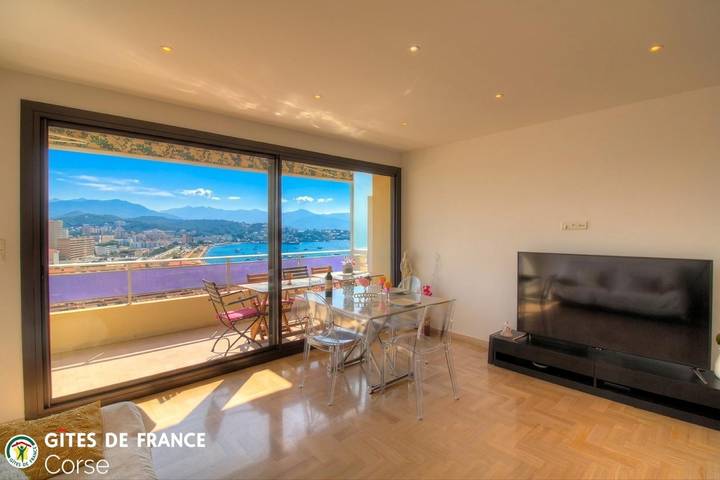 Gîte pour 2 personnes, avec Terrasse ainsi que Jardin et Vue en Corse - 4