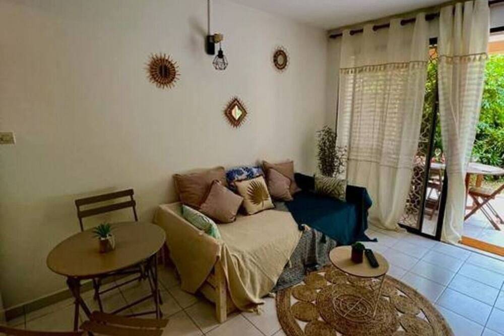 Entire apartment, 200m from beach with swimming pool in Les Trois-Îlets, Martinique
