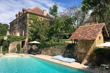 Location de vacances pour 14 personnes, avec piscine ainsi que terrasse et jardin à Saint-Marcel-du-Périgord