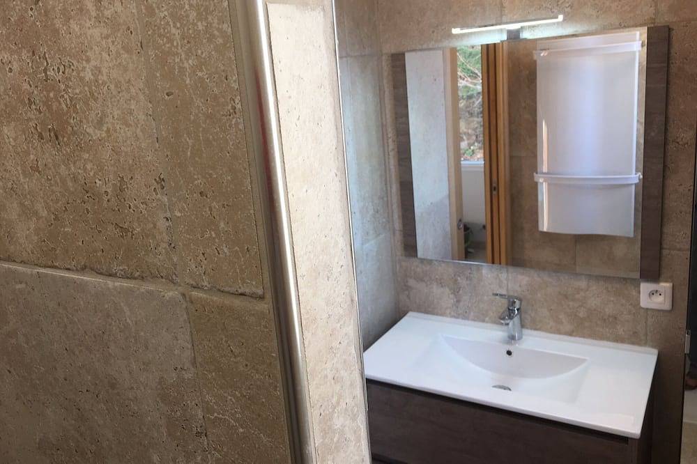 In the Luberon, indulge yourself with a private spa and sauna in Reillanne, Regionaler Naturpark Luberon