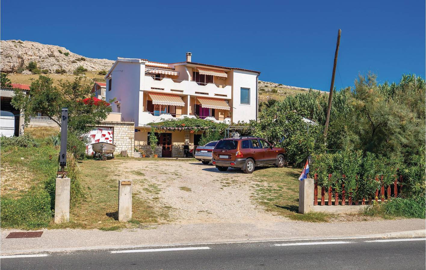 Ganze Ferienwohnung, Apartment am Meer mit Terrasse, Küche und WLAN – 1,5 km bis zur Küste in Pag Stadt, Pag