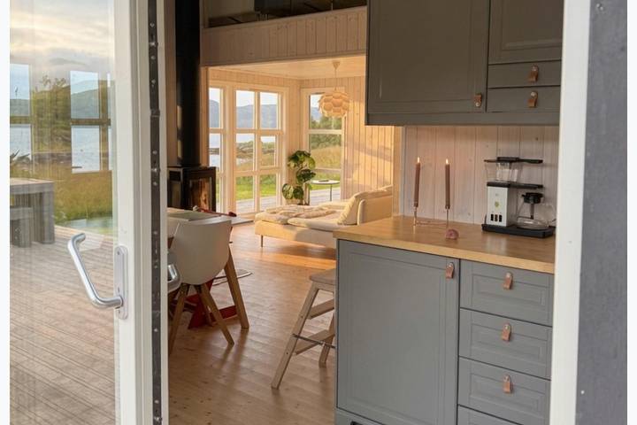 Oceanview Cabin Sleeps 6 - Sauna - Private Terrace in Straumsjøen, Bø (Vesterålen)