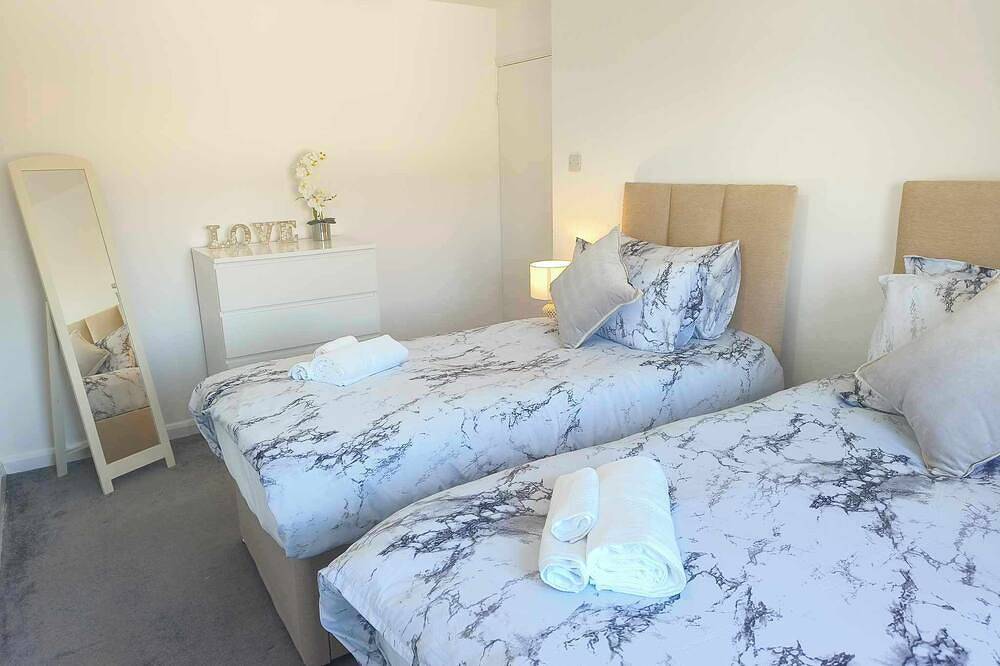 Monmouth House Aylesbury Premier Quality Accommodation Sleeps Up to 6 Guests in Aylesbury, Buckinghamshire