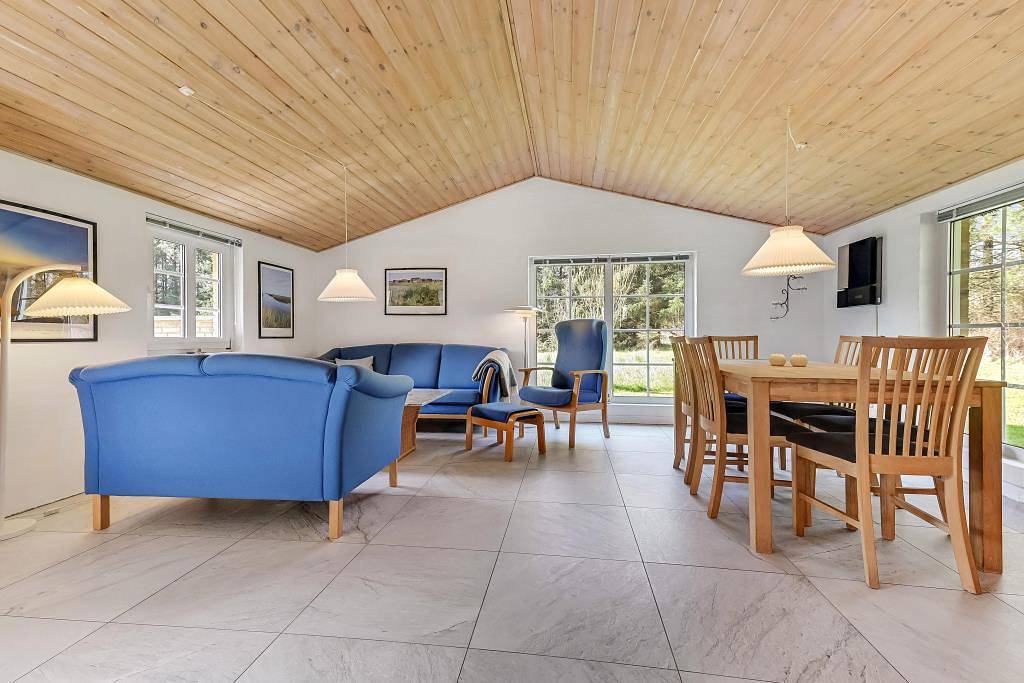 Beautiful thatched house with 2 terraces, 3 bedrooms and a hobby room with foosball in Vester Husby, Husby