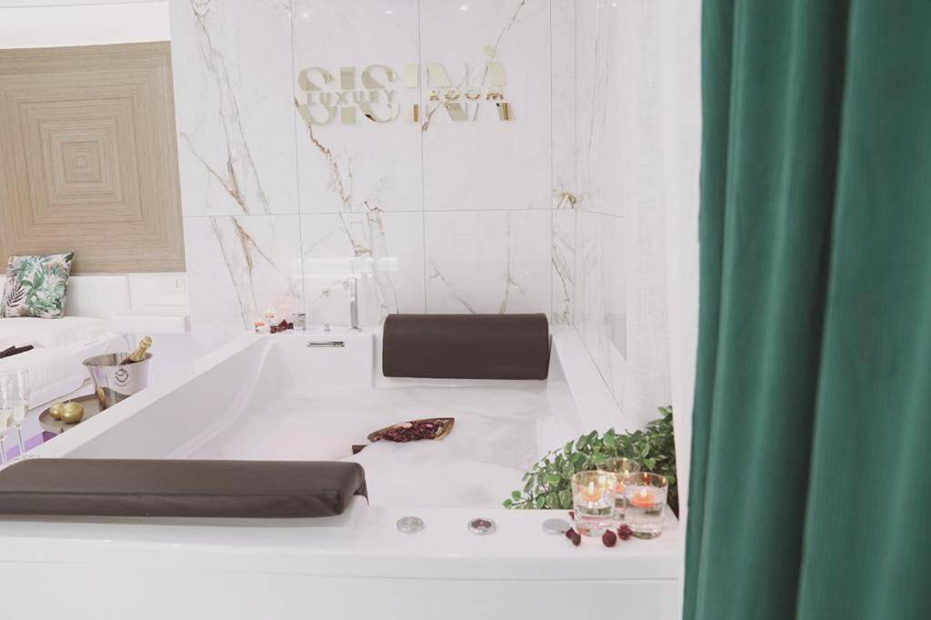 Sisina Luxury Room Jacuzzi & Piscina in Portici, Parco nazionale del Vesuvio